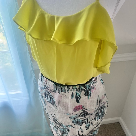 H&M Sequin Flower Print size 6 skirt with gold zipper closure - Picture 8 of 8